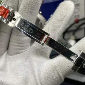 Full bracelet view of Datejust 41 laid flat on neutral surface