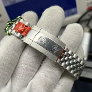 Cyclops lens magnification over date display at three o'clock