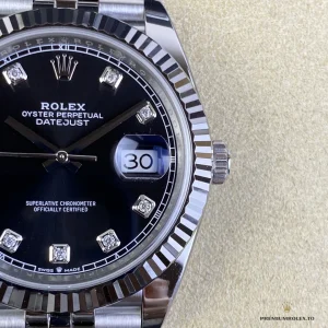 White gold-plated fluted bezel edge detail on the 126334