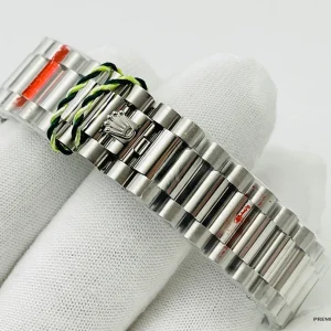 Bracelet clasp detail on the 228236 concealed Crownclasp