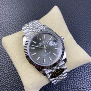 Side profile of 41mm Oyster case with white gold-plated fluted bezel