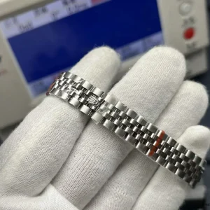 Side profile of the 279174 28mm case with white gold-plated fluted bezel