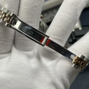Close-up of fluted bezel edge and sapphire crystal on the 278271