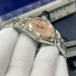 Date window with Cyclops magnification on the 278271 pink dial