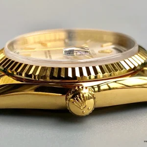 Crown side of the 118138 showing screw-down winding crown
