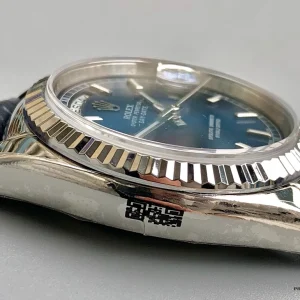 Blue leather strap detail and deployant buckle on the 118139HR
