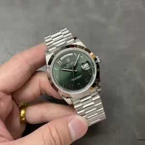 Day-Date 228206 bracelet drape showing three-link President design
