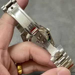 Side profile of 228206 highlighting case thickness and lug shape