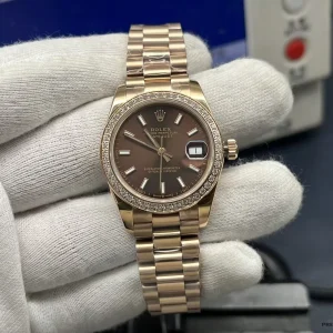 Lady-Datejust 279135RBR side profile showing 31mm Everose gold case with diamond-set bezel