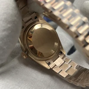 Lady-Datejust 279135RBR Crownclasp close-up showing concealed folding mechanism