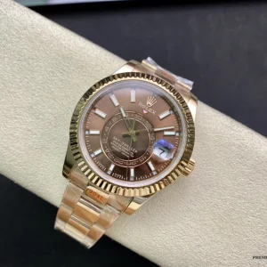 Caseback of Sky-Dweller 326935 chocolate with polished Everose gold-plated finish