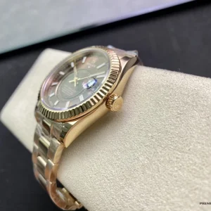 Crown side view of Sky-Dweller 326935 with rose gold-plated screw-down crown