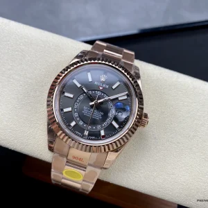 Crown detail on Sky-Dweller 326935 with Everose gold-plated screw-down crown