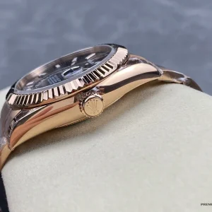 Dial macro of Sky-Dweller 326935 showing 24-hour disc and date window
