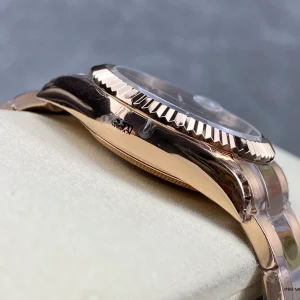 Side profile of Sky-Dweller 326935 in Everose gold plating with fluted bezel