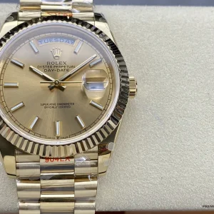Crown side view of the Day-Date 228238 screw-down crown