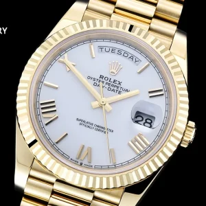 Day-Date M228238 President bracelet clasp area showing seamless gold finish