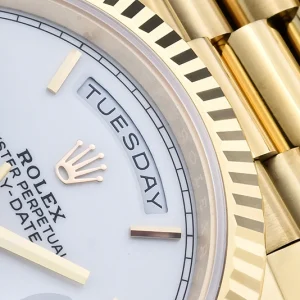 Day-Date M228238 President bracelet end-link fitting against gold-plated case