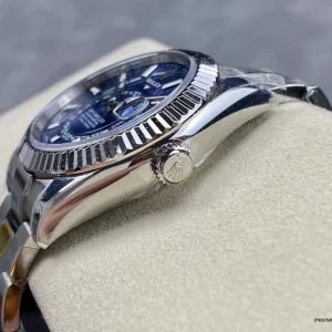 Dial macro showing Roman numeral markers and 24-hour disc on Sky-Dweller