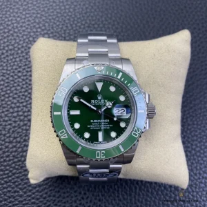 Full Oyster bracelet layout of Submariner 116610LV with Glidelock clasp detail