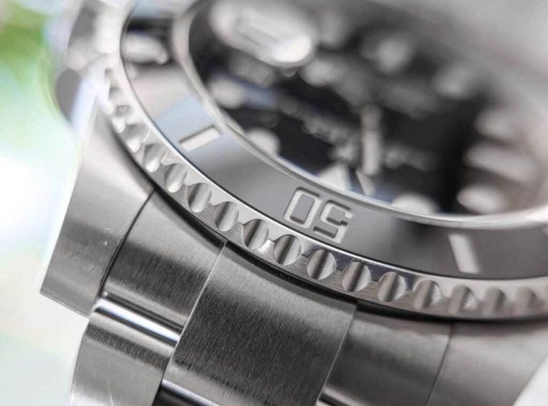 Rolex Submariner 904L Oystersteel bracelet and bezel close-up showing brushed and polished finishing