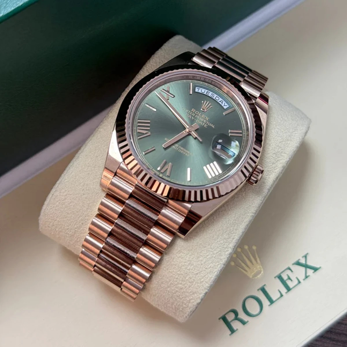 Rolex 228235-0025 Day-Date 40 Everose Olive Roman - Image 10