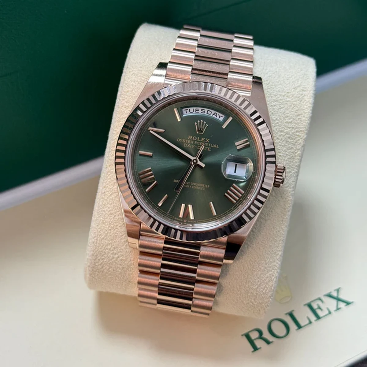 Rolex 228235-0025 Day-Date 40 Everose Olive Roman - Image 9