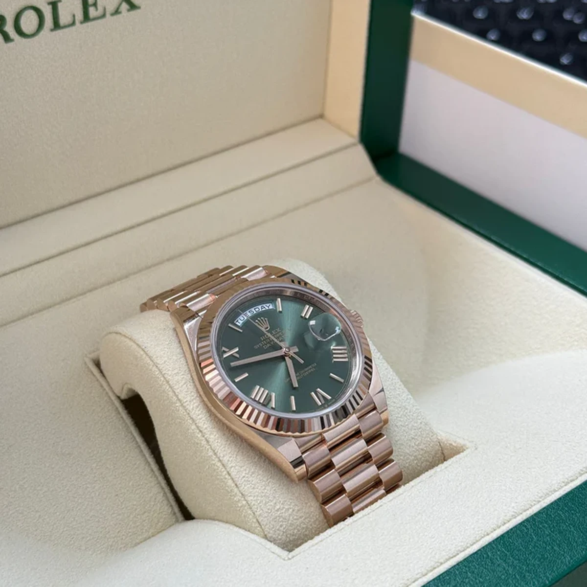 Rolex 228235-0025 Day-Date 40 Everose Olive Roman - Image 7